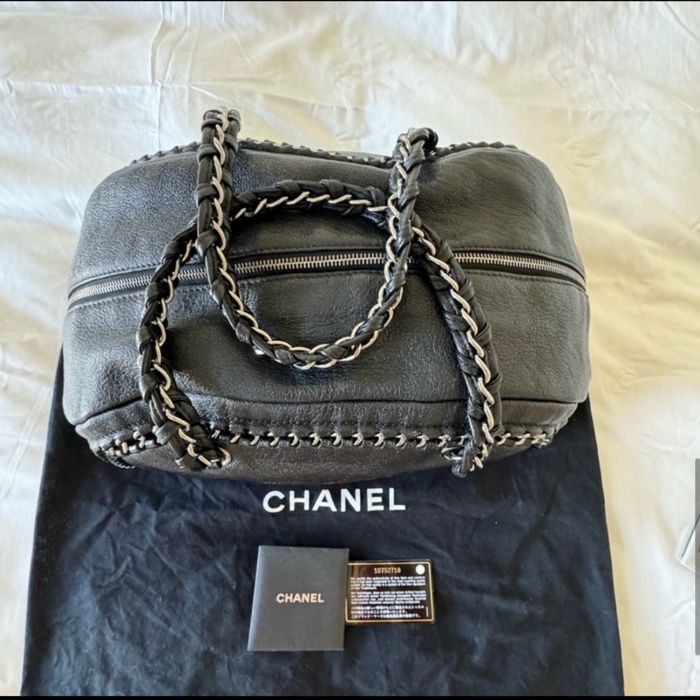 CHANEL Black Leather Shoulder Bag - Picture 2 of 13